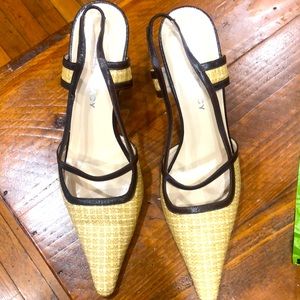 ELLEN TRACY STRAW LIKE SLINGBACK HEELS SIZE 9 SHOWS WEAR ONLY ON SOLES.